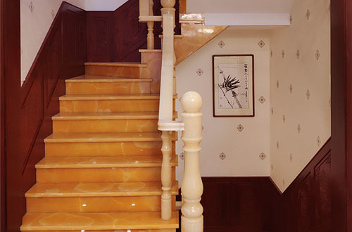 伊川中式别墅室内汉白玉石楼梯的定制安装装饰效果